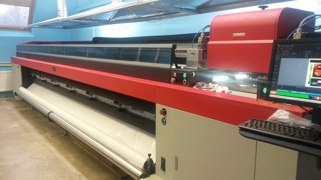 Широкоформатный UV плоттер,  предназначенный для печати на материалах шириной до 500см (в рулоне)